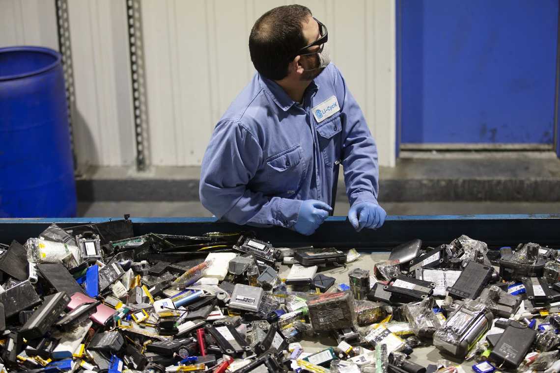 Ταξινόμηση μπαταριών στις εγκαταστάσεις ανακύκλωσης μπαταριών ιόντων λιθίου της Li-Cycle στον Καναδά