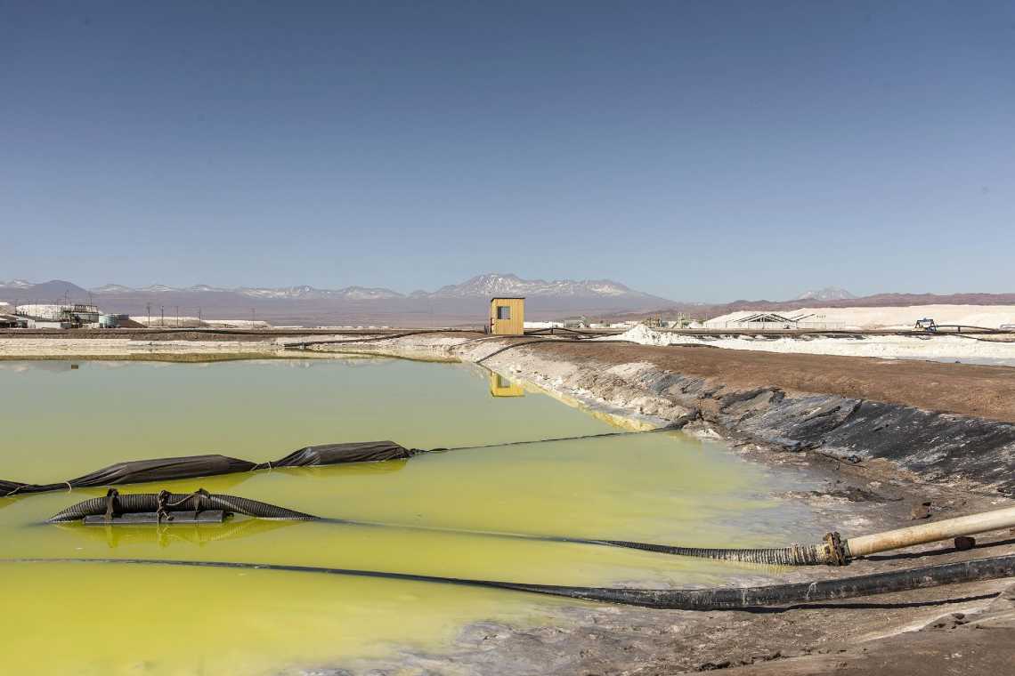 Σωλήνες αντλούν άλμη σε ένα ορυχείο της Albemarle στη Χιλή