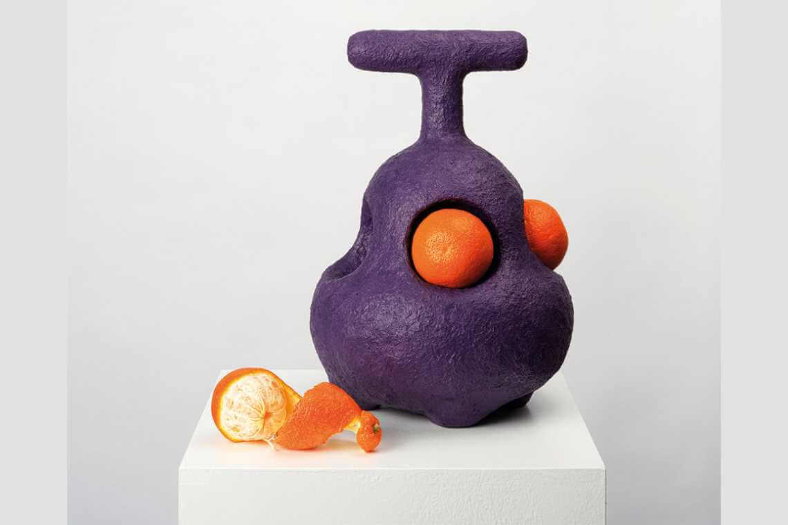 H φρουτιέρα Νothing Rhymes with the orange της Πολίνας Μήλιου, από βαμμένο χαρτοπολτό, αφρώδες υλικό και τσιμέντο
