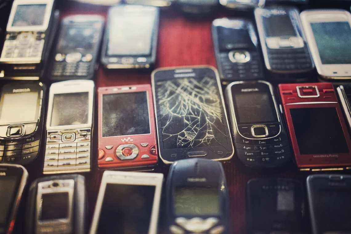 Περίπου 5,3 δις συσκευές κινητών τηλεφώνων θα πεταχτούν το 2022 και λίγα μόνο θα ανακυκλωθούν