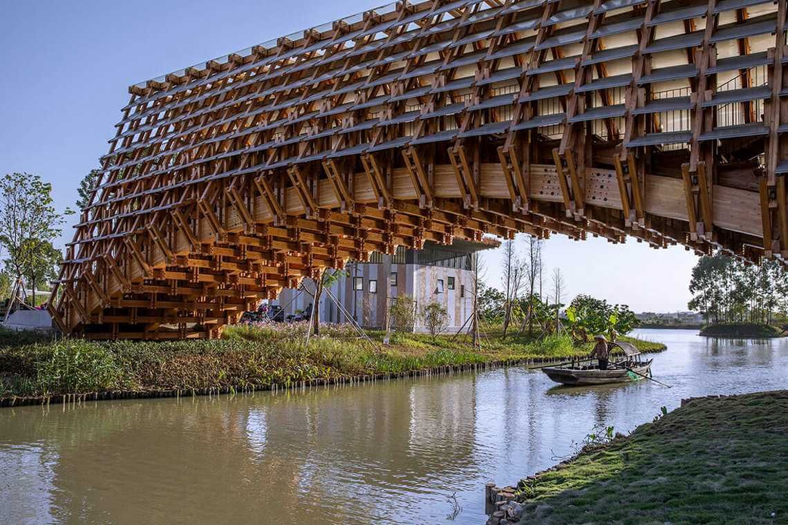 Η ξύλινη γέφυρα στο Gulou Waterfront στην Κίνα