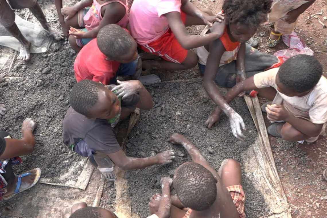 Παιδιά ηλικίας τεσσάρων ετών εργάζονται στα ορυχεία κοβαλτίου στο Κογκό