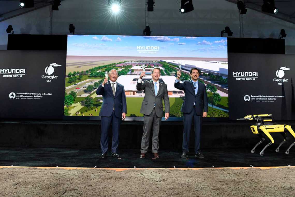 Από αριστερά | Euisun Chung | Executive Chair of Hyundai Motor Group, Brian P. Kemp | Governor of Georgia, και Jose Munoz | President & COO of Hyundai Motor Company