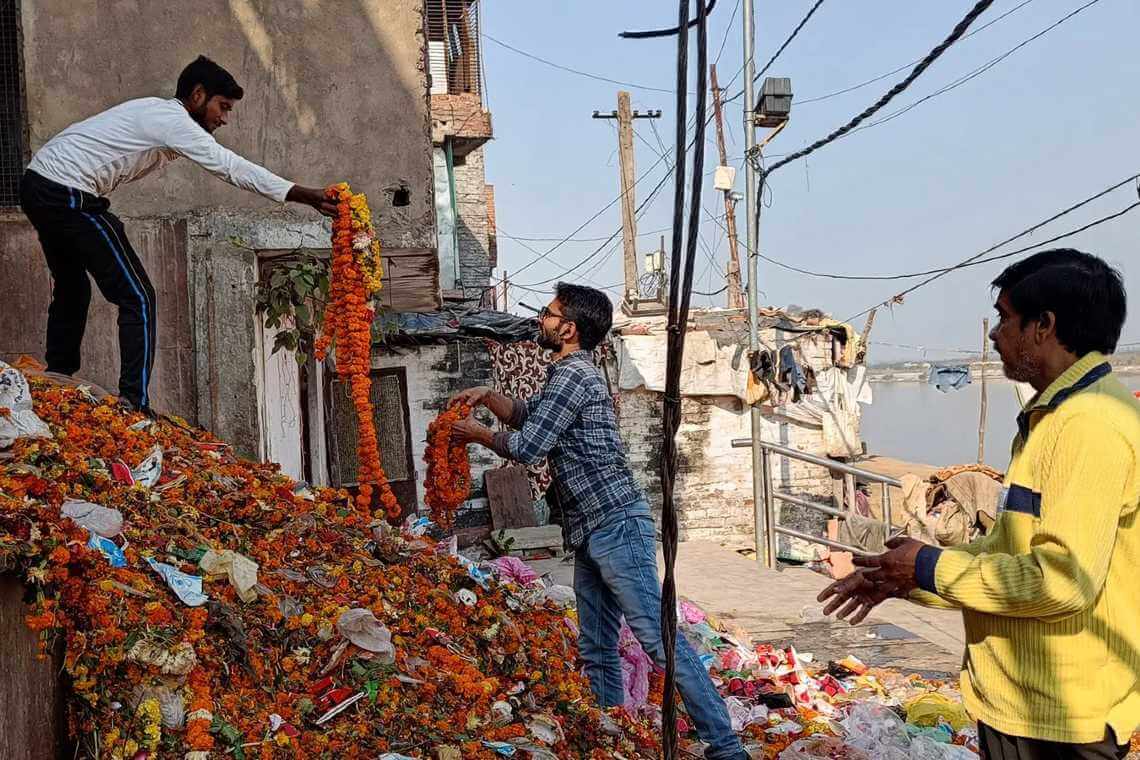 Οι εργαζόμενοι στη Phool συλλέγουν άχρηστα λουλούδια
