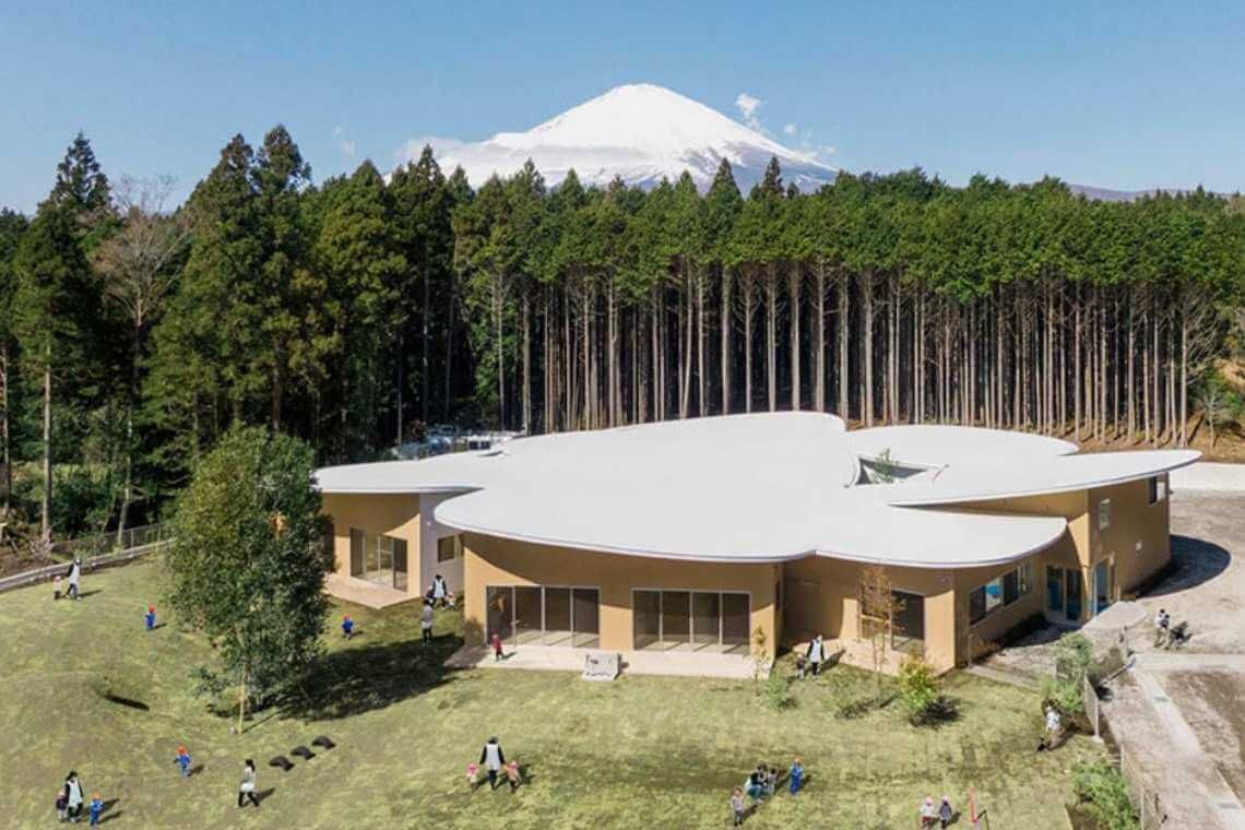 Δάσος των παιδιών: Ένας παιδικός σταθμός με φόντο το όρος Φούτζι