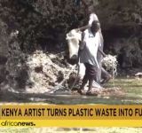 Καλλιτέχνης από την Κένυα μετατρέπει τα πλαστικά απόβλητα σε λειτουργική τέχνη