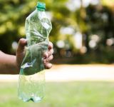 Περισσότερο ανησυχητικές από τα νανοπλαστικά σε μπουκάλια νερού είναι οι περιεχόμενες χημικές ουσίες